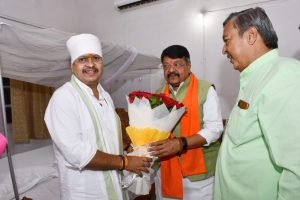 भारतीय जनता पार्टी के राष्ट्रीय महामंत्री आदरणीय भाईसाहब श्री Kailash Vijayvargiya  जी के शहर आगमन पर, जिले के अध्यक्ष श्री Gaurav Sirothiya   जी सहित हमारे मार्गदर्शक विजयवर्गीय जी का पुष्पगुच्छ द्वारा स्वागत, सत्कार व अभिनंदन किया।