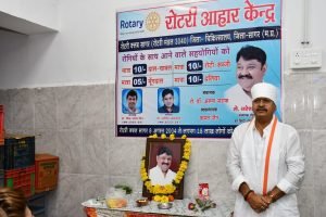 आज रोटरी क्लब सागर की डिस्ट्रिक्ट गवर्नर ऋतु ग्रोवर सहित जिला चिकित्सालय पहुंचकर वहां तकरीबन 19 वर्षो से संचालित हो रहे रोटरी आहार केंद्र का निरीक्षण एवं अवलोकन किया।