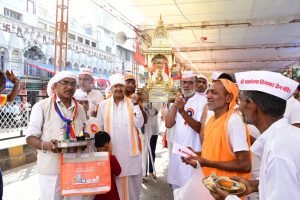 आज भाग्योदय तीर्थ में विराजमान आचार्य श्री विद्यासागर जी महाराज के परम प्रभावक शिष्य मुनि श्री 108 अजीत सागर जी एवं मुनि संघ का पिच्छिका परिवर्तन समारोह भाग्योदय तीर्थ परिसर स्थित सर्वतो भद्र जिनालय में संपन्न हुआ जिसमें सम्मिलित होकर धर्मलाभ अर्जित किया। मुनि श्री संसंघ को श्रीफल अर्पित कर उनका आशीर्वाद प्राप्त किया और धर्मसभा में उपस्थित रहकर धर्म देशना का श्रवण किया।