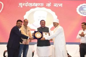 दैनिक भास्कर समूह के द्वारा आयोजित बुंदेलखंड के रत्न कार्यक्रम में सम्मिलित होकर कार्यक्रम का शुभारम्भ नगरीय विकास एवं आवास मंत्री भूपेंद्र सिंह जी के साथ किया। बुंदेलखंड के रत्न कार्यक्रम में दैनिक भास्कर समूह के द्वारा सागर नगर को महानगर की तर्ज पर स्मार्ट सिटी में शामिल करने और नगर में लगातार हो रहे विकास का श्रेय देते हुए "बुंदेलखंड के रत्न" सम्मान  से सम्मानित किया ।