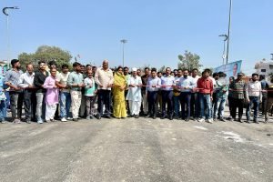 आज नगर के लाखा बंजारा झील पर पहुंचकर वहां से निकाली जा रही जलकुंभी के कार्य का निरीक्षण एवं अवलोकन किया और कार्य से संबंधित अधिकारियों को अति शीघ्र ही जलकुंभी को तालाब से पूर्णतः समाप्त करने हेतु दिशा-निर्देश दिए।