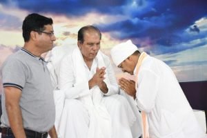 सिविल लाइन वार्ड स्थित सिंधी धर्मशाला में निरंकारी संत माताजी के पगड़ी दर्शन में पहुंचकर पुष्पांजलि अर्पित कर श्रद्धा सुमन अर्पित की।शोकाकुल परिवार को गहरी संवेदना प्रकट करता हूँ और ईश्वर से प्रार्थना करता हूँ कि परिवार को दुख सहने की क्षमता दे। इस दौरान बड़ी संख्या में समाज के व्यक्तिओ ने शोक संतप्त परिवार को ढाढ़स बंधाया।