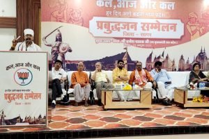 "कल आज और कल" विषय के तहत सागर के होटल रॉयल पैलेस में प्रबुद्धजन सम्मेलन उत्तरप्रदेश के यशस्वी उप मुख्यमंत्री माननीय श्री ब्रजेश पाठक जी के मुख्य आतिथ्य में आयोजित किया गया। कार्यक्रम में कन्नौज सांसद एंव चुनावी दृष्टि से सागर जिले के प्रभारी श्री सुब्रत पाठक जी, जिला पंचायत अध्यक्ष श्री हीरासिंह राजपूत जी सभी वर्ग के प्रबुद्धजन शामिल हुए। कार्यक्रम को संबोधित कर सागर नगर के विकास कार्य एलिवेटेड कॉरिडोर जिसके निर्माण पर पूरे शहर में उत्साह और आनंद का माहौल है पर प्रकाश डालते हुए नगर में हुए अन्य विकास कार्यों की जानकारी दी।