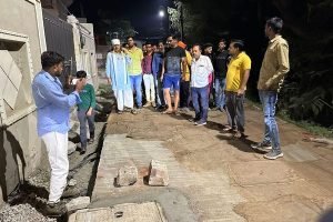 काया कल्प अभियान के तहत बदल रहा है मेरे शहर का नजारा  हम कर रहे है शहर के व्यस्थतम क्षेत्रों सड़कों का नवीनीकारण। सागर के विभिन्न मार्गों का काया कल्प योजना के अंतर्गत नवीनीकरण किया जा रहा है इसी योजना के तहत आज दिनांक 13/10/2023 को वेदांती रोड पर कंक्रीट सड़क निर्माण का देर रात औचक निरीक्षण कर सड़क की गुणवत्ता की परख की इस अवसर पर वेदांती रोड पर रहने वाले कॉलोनी वासियों ने इस उपलब्धता हेतु आभार व्यक्त किया।