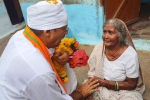 आज निज निवास से जनसम्पर्क का आह्वान करते हुए अंबेडकर वार्ड एवं सूबेदार वार्ड के देव तुल्य रहवासियों से घर-घर पहुंचकर मेरे सभी मतदाता बंधुओ से संपर्क कर उनसे सागर विधानसभा के निरंतर विकास हेतु चौथी बार विजय श्री का आशीर्वाद लिया। इस अवसर पर वार्ड के विभिन्न विभिन्न स्थानों पर रहवासियों ने बड़े ही हर्षोल्लास के साथ स्वागत किया। इस अवसर पर बड़ी संख्या में भारतीय जनता पार्टी के ज्येष्ठ वा श्रेष्ठ कार्यकर्ता  साथ रहे