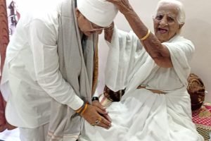 सागर नगर में जनसंपर्क के दौरान 103 वर्षीय परम पूज्य माताजी श्रीमति चंद्रादेवी बुधवानी जी से मिलना हुआ। माताजी जी से उनका हाल चाल और स्वास्थ्य जाना। इस अवसर पर माता जी ने अपना स्नेह और प्रेम भेंट स्वरुप देते हुए विजयश्री का आशीर्वाद दिया।