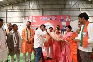 आज सागर नगर के तीनों मंडलों के बूथ अध्यक्षों की बैठक आयोजित की गई। इस अवसर पर मेरी अर्द्धांगिनी श्रीमती अनुश्री जैन जी ने बूथ अध्यक्षों की आरती व तिलक लगाकर एवं भारतीय जनता पार्टी के प्रतीक रूप गमछा पहनकर सम्मान किया। उत्तर प्रदेश से पधारे श्री आनंद स्वरूप शुक्ल जी ने संबोधित करते हुए बूथ जीता चुनाव जीता का संकल्प अध्यक्षों को दिलाया।