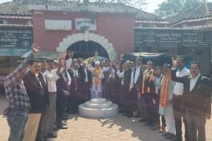 न्यायालय परिसर में बार एसोसिएशन के पदाधिकारियों, अधिवक्ताओं, डीडी राइटरों, स्टाम्प वेंडरों से सघन मिलना हुआ। सभी से स्नेह रूपी संवाद किया। इस अवसर पर अधिवक्ताओं ने अपना भरपूर आशीर्वाद और पूर्ण समर्थन हेतु आश्वासित किया। जनसंपर्क के दौरान आज अधिवक्ताओं के साथ कैरम भी खेला।
