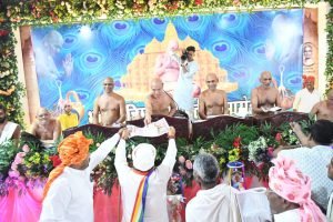 आज भाग्योदय तीर्थ में विराजमान आचार्य श्री विद्यासागर जी महाराज के परम प्रभावक शिष्य मुनि श्री 108 अजीत सागर जी एवं मुनि संघ का पिच्छिका परिवर्तन समारोह भाग्योदय तीर्थ परिसर स्थित सर्वतो भद्र जिनालय में संपन्न हुआ जिसमें सम्मिलित होकर धर्मलाभ अर्जित किया। मुनि श्री संसंघ को श्रीफल अर्पित कर उनका आशीर्वाद प्राप्त किया और धर्मसभा में उपस्थित रहकर धर्म देशना का श्रवण किया।